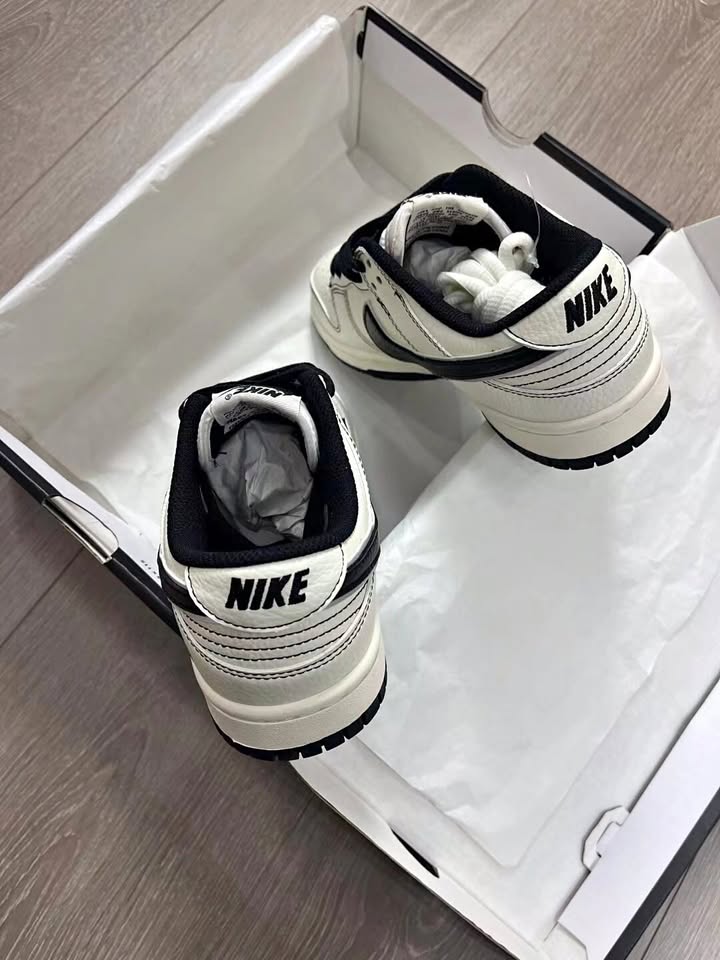 SUPREME X SB DUNK LOW - WHITE/BLACK