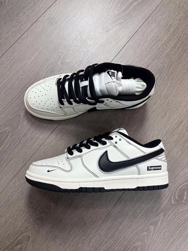 SUPREME X SB DUNK LOW - WHITE/BLACK