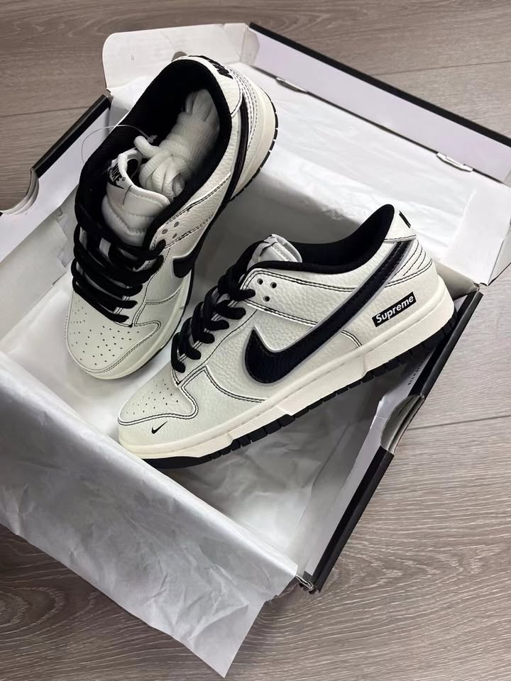 SUPREME X SB DUNK LOW - WHITE/BLACK