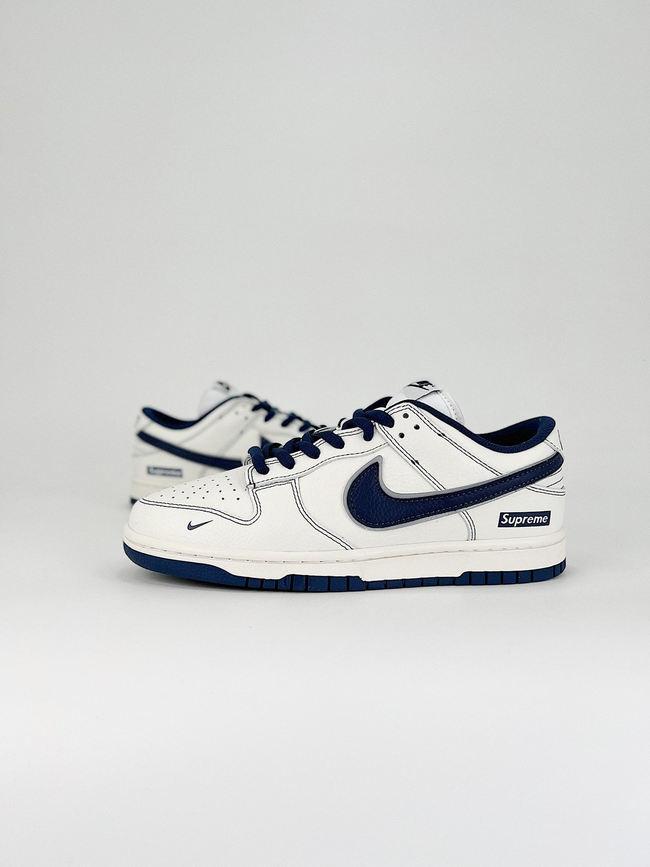 Nike SB Dunk low navy supreme