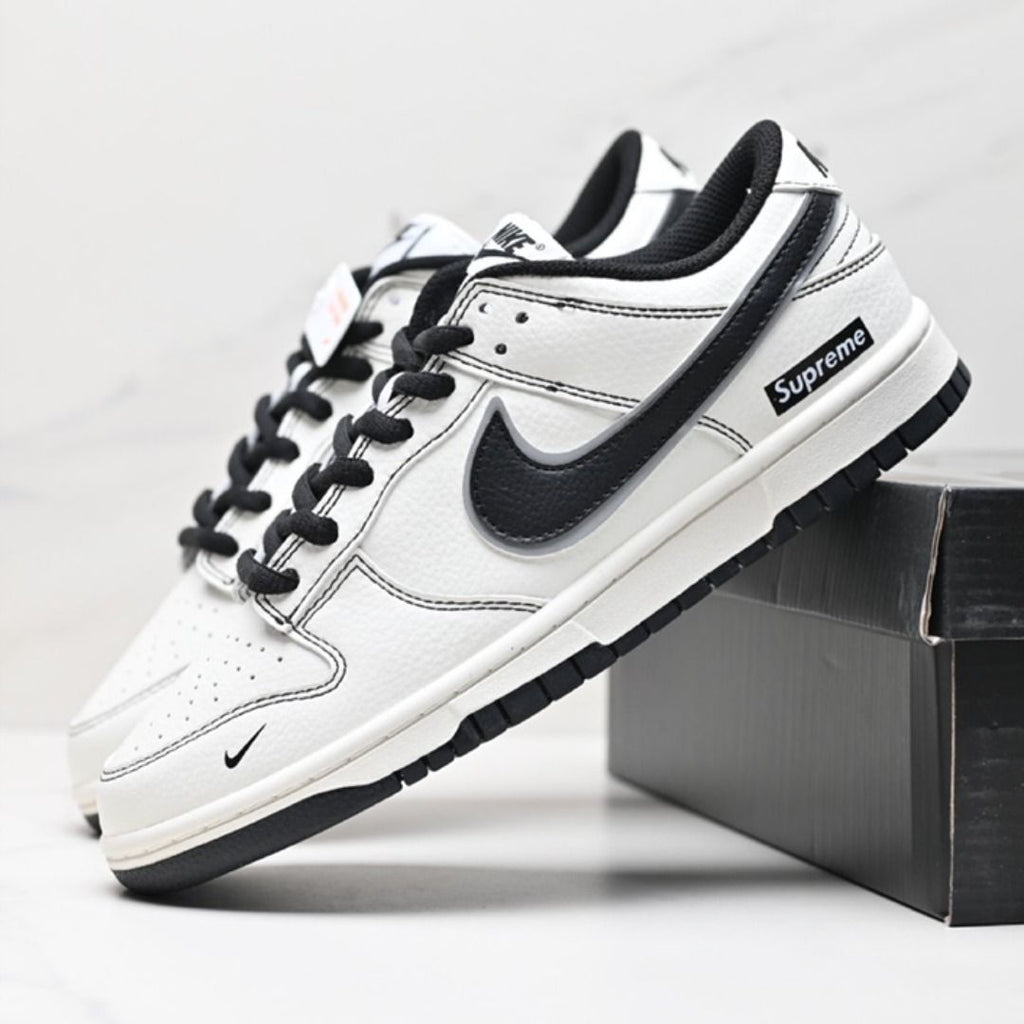 SUPREME X SB DUNK LOW - WHITE/BLACK