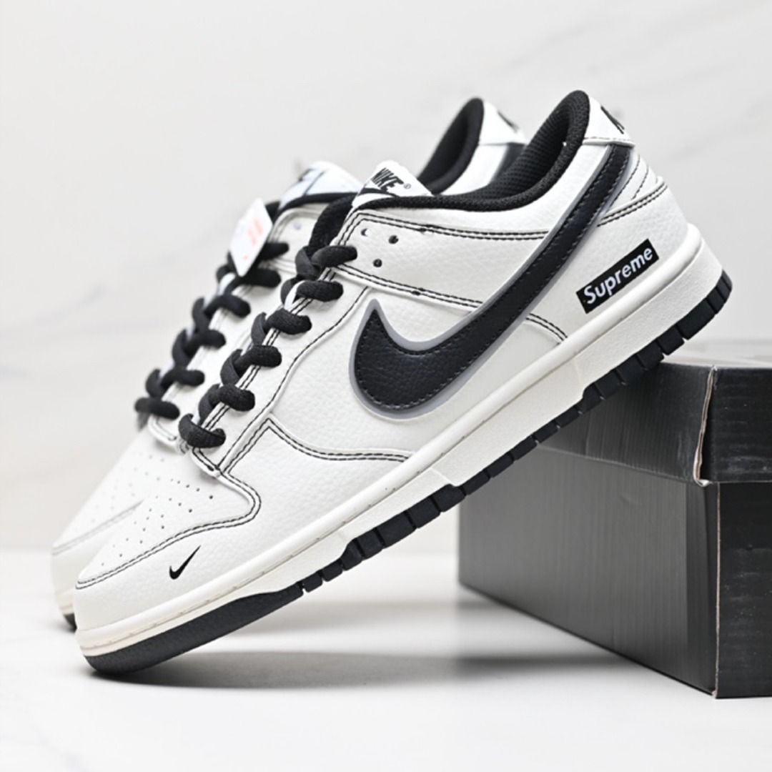SUPREME X SB DUNK LOW - WHITE/BLACK